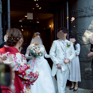 挙式後、ゲストの方にフラワーシャワーをしてもらいました