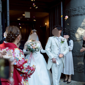 挙式後、ゲストの方にフラワーシャワーをしてもらいました|780580さんのアネーリ軽井沢の写真(2597166)