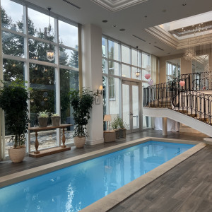 光が多く差し込み幻想的な空間|780584さんのヒルサイドクラブ迎賓館(札幌)/テイクアンドギヴ・ニーズウェディングの写真(2585303)