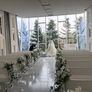 緑が見えるチャペル|780608さんのヒルサイドクラブ迎賓館(札幌)/テイクアンドギヴ・ニーズウェディングの写真(2585341)