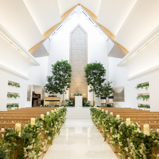 天井が高く、開放感のあるチャペルです。