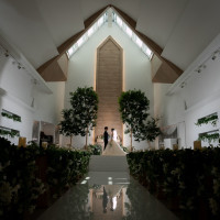 バージンロードに反射して映る姿もお気に入りです。