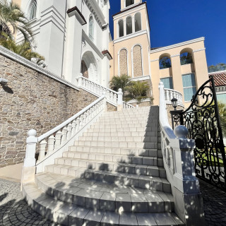 フラワーシャワーができる階段