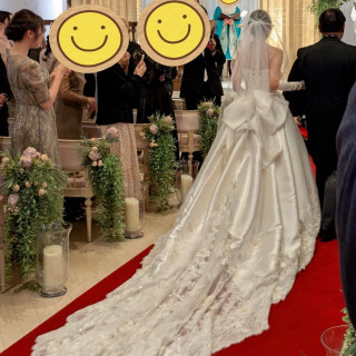 長くて広い、赤いバージンロードドレスが映えました