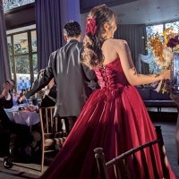 お色直し。赤いドレスがナチュラルな会場に、一層映えました
