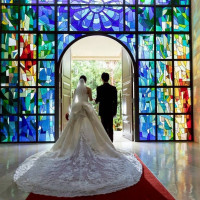 虹色のステンドグラス（土砂降り時の前撮り写真）