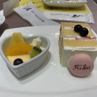 デザートビュッフェとウエディングケーキ