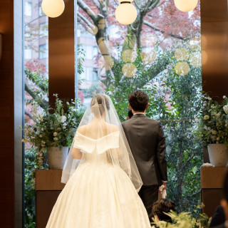 窓から見える紅葉のコントラストがとても綺麗でした。