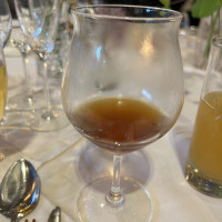 アミューズの温かいコンソメスープ