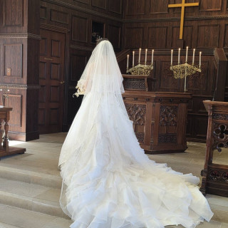 チャペルでドレスが綺麗に映る写真を撮りました。
