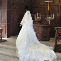 チャペルでドレスが綺麗に映る写真を撮りました。