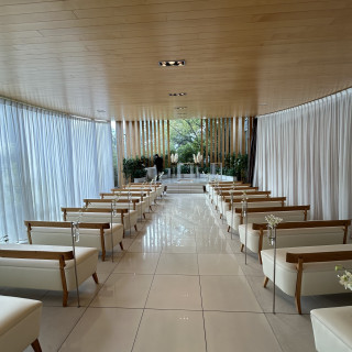 カーテンは開閉式、右手が披露宴会場