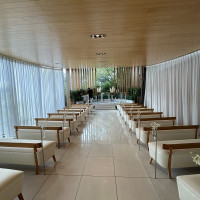 カーテンは開閉式、右手が披露宴会場