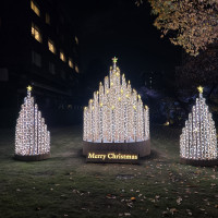 クリスマスシーズンだったので、庭園にツリーが飾られていました