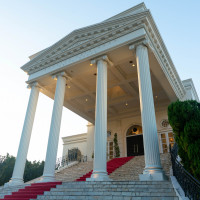 高級感のあるレッドカーペットの大階段