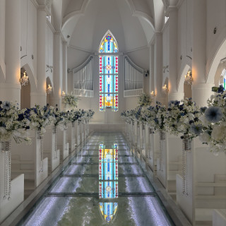 ステンドグラスとガラス張りのバージンロード