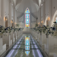 ステンドグラスとガラス張りのバージンロード