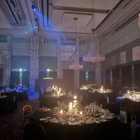 バカラのシャンデリアのライトアップ演出ができる。