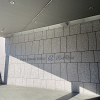 正面入り口のロゴ。ファーストミートの場所。