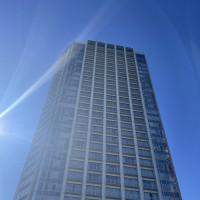 ホテルの所有する公園からみる外観