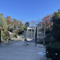 こちらで集合写真、フラワーシャワーなどするそうです。