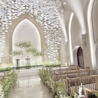 お花をふんだんに使ったチャペル