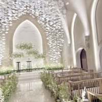 お花をふんだんに使ったチャペル