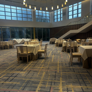 光が入って写真より明るい会場です！