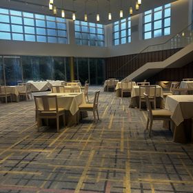 光が入って写真より明るい会場です！