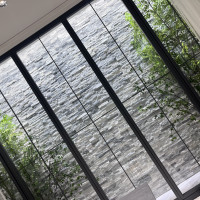 挙式会場の新郎新婦の背景