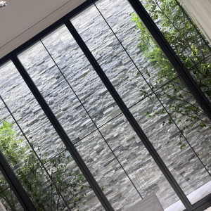 挙式会場の新郎新婦の背景|780810さんのCasa Noble OSEIRYU（カーザノーブレオセイリュウ）の写真(2586616)