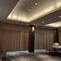 披露宴会場はこのカーテンが開いた時の景色が素敵でした。