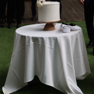 素敵な庭に合うようなケーキと机