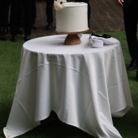 素敵な庭に合うようなケーキと机