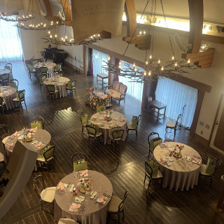 階段上から見た披露宴会場