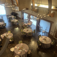 階段上から見た披露宴会場