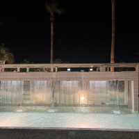 夜ですがライトアップしてあって綺麗でした