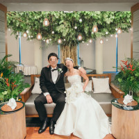 シンボルツリーに一目惚れ
高砂はソファも選べ、装花は期待以上