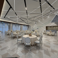 白を基調とした清潔感のある披露宴会場