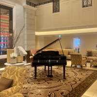 ロビーにはピアノが一台置かれており、ソファが沢山あります。