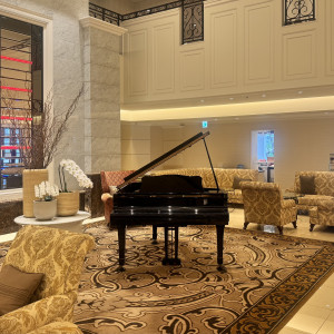 ロビーにはピアノが一台置かれており、ソファが沢山あります。|780913さんのラ・スイート神戸オーシャンズガーデンの写真(2587434)