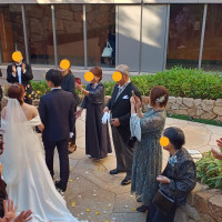 チャペル横の中庭でフラワーシャワー