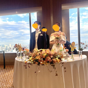 39階ソレールと、日比谷花壇さんにお願いしたメインテーブル花|780919さんのセルリアンタワー東急ホテルの写真(2587367)