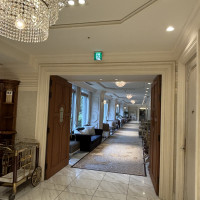 入口から会場までの道