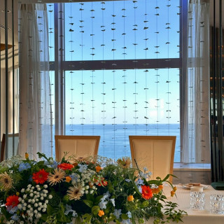 希望通りの花がセットされている新郎新婦席。