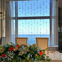 希望通りの花がセットされている新郎新婦席。