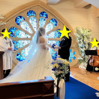 ブルーの大きなステンドグラスは見ものです！