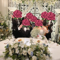 新郎新婦が座る席です。
背景もテーブルもお花に囲まれます。