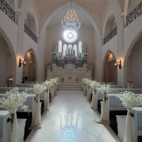 ステンドグラスが床に反射して綺麗です。