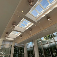 白色を基調とした明るい会場